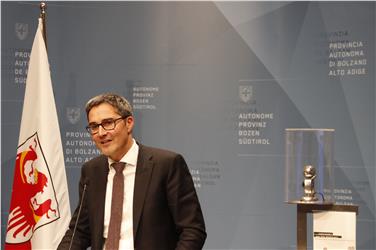 Il presidente Arno Kompatscher a fianco del microfono con il quale Silvius Magnago pronunciò il suo discorso nel 1957 (Foto USP/mb)