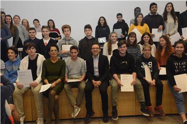 La Sovrintendente Nicoletta Minnei e l'assessore Christian Tommasini con alcuni degli studenti premiati per aver ottenuto 10 e lode alla fine della terza media Foto Usp Diquirico