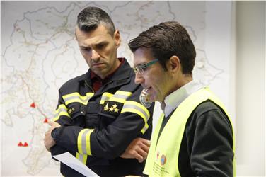 Il responsabile della centrale Günther Walcher (a destra) e l'ufficiale del vigili del fuoco Christian Auer nella centrale del corpo permanente. Foto mac