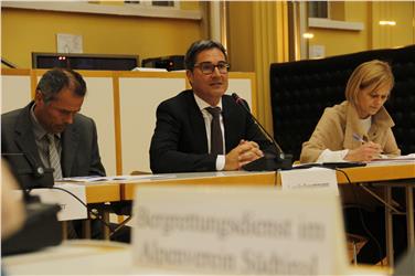 Il presidente Kompatscher con il direttore di Ripartizione Klaus Luther e la direttrice d'ufficio Judith Notdurfter ha fatto il punto sulla riforma del terzo settore. Foto mb