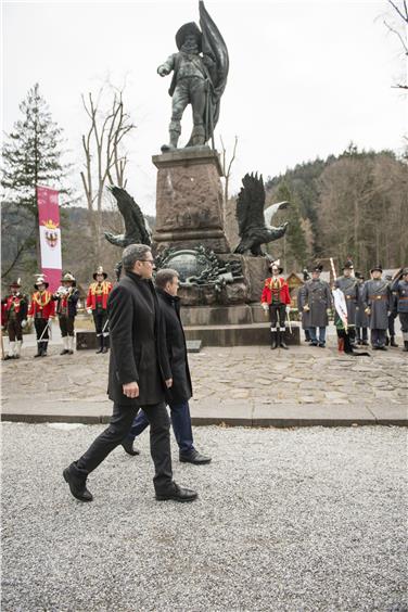 Kompatscher con il governatore tirolese Platter davanti al monumento ad Andreas Hofer a Innsbruck - Foto: Land Tirol/berger