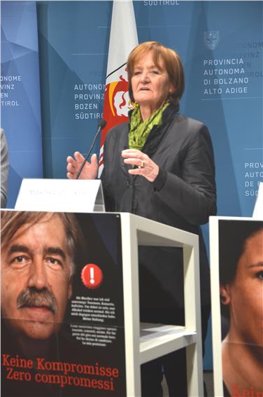 L'assessora alla salute ed alle politiche sociali, Martha Stocker, nel corso della presentazione della campagna contro l'alcol Foto: USP/bf