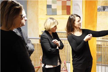 La direttrice dell'asilo nido, Daniela Marchelli, ha illustrato all'assessora Waltraud Deeg le caratteristiche della struttura Foto: USP-Hannes Wisthaler