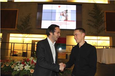 L'assessore Achammer si congratula con il giovane maestro falegname Stefan Gampenrieder. Foto: Roland Walter