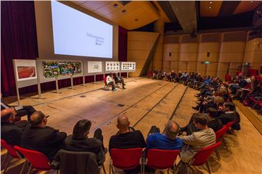 André Heller presenta la sua proposta al Forum di Bressanone (Foto Zingerle)
