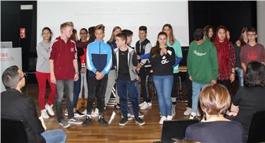 I ragazzini delle scuole medie che sono stati protagonisti di un poetry slam multilinguistico - Foto: USP/ep