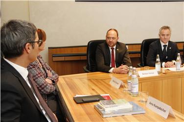 Collaborazione nel campo dell'economia: Kompatscher e Stocker a colloquio con il presidente della Camera di Commercio Bostjan Gorjup (Foto USP/mb)