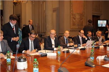 Il presidente Kompatscher firma il rinnovo dell'intesa per il Fondo comuni confinanti (Foto USP/Tasser)