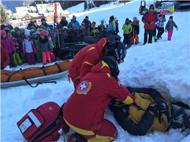 Lezioni di sicurezza in pista. Simulazione di un salvataggio durante uno dei corsi dello scorso anno Foto Usp