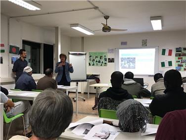 Nel corso dell’incontro, presso il Centro di Laives, l’assessora Stocker ha spiegato la storia dell'Alto Adige Foto: USP