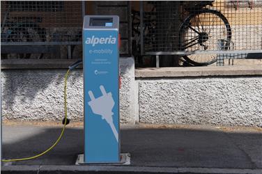 Ricaricare le batterie dell'auto: incentivi della Provincia a chi sceglie veicoli elettrici. Foto: STA/Perathoner