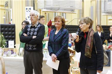 L'assessora Martha Stocker nel corso dell'inaugurazione del Mercatino di Natale dei laboratori del sociale Foto: USP/rm