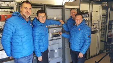 I vertici della RAS (da sin. Fabio Covelli, Peter Silbernagl, Johann Silbernagl e Georg Plattner) "spengono" uno degli impianti di trasmissione FM (Foto USP/RAS)