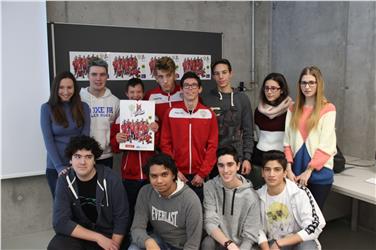 Insieme. I ragazzi della terza "grafici" delle Professionali con tre dei giocatori degli Yankees Bolzano Foto Usp