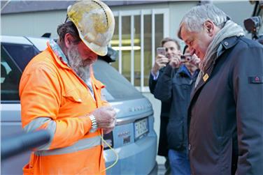 Gli ultimi preparativi prima del via alle operazioni con l'assessore Mussner (Foto USP/rc)