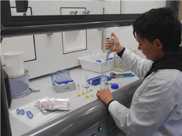 Laboratori dell'Agenzia provinciale per l'ambiente promossi da Accredia. Preparazione di un campione di formaldeide in aria (Foto: USP/APPA)