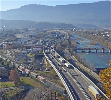 L'autostrada del Brennero vista dal Virgolo. Foto Usp