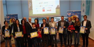 Il gruppo dei titolari dei progetti premiati nell'ambito del Premio ambiente Euregio 2017 al Centro idrogeno a Bolzano (USP/M.Pichler)