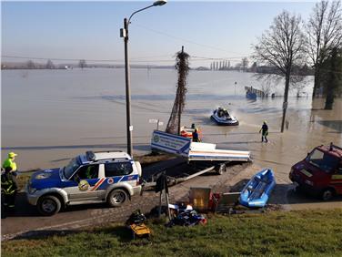 La squadra della Protezione civile altoatesina operativa nella zona di Brescello (Foto protezione civile)