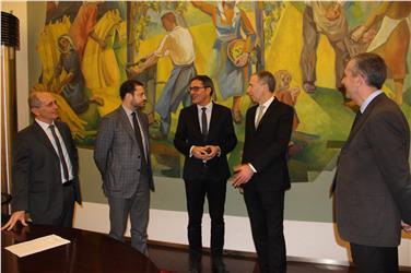 Il presidente Kompatscher con Lorenzo Smaniotto, direttore dell'area Sistema informativo sui contratti pubblici, il direttore dell'Agenzia Mathà, il dg Bondini e il rappresentante di IFaber Paolo Mansi (Foto rm)