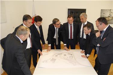 Da sin. il presidente di Brimi Faller, l'assessore Theiner, Andreas Loacker, il presidente Kompatscher, il sindaco Huber, l'assessore Schuler, Alexander Rieper, il dg di Brimi Mair. Foto rm