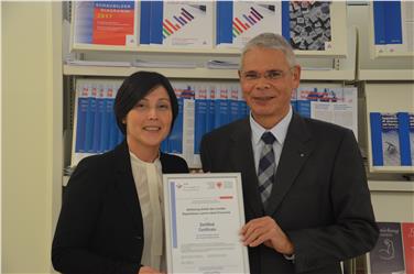 Rinnovata la certificazione Audit per la Ripartizione lavoro: Sonja Furlani e Helmuth Sinn (Foto USP)