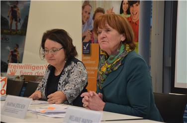 Il punto sul sostegno pubblico al sociale: l'assessora Martha Stocker e la direttrice d'ufficio Brigitte Waldner - Foto: Barbara Franzelin