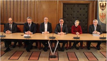 La giunta regionale nella sede di Trento, durante l'incontro con i dipendenti regionali (Foto USP/fgo)