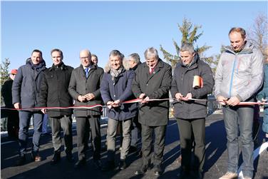 Hanno inaugurato la strada (da sx): gli assessori comunali Andreas Jungmann e Thomas Schroffl, il DD Valentino Pagani, il sindaco Peter Brunner, l'assessore Mussner, il parroco Konrad Gasser e il consigliere comunale Werner Prosch (Foto: USP/R.Clara)
