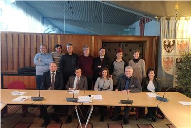 La delegazione di parte pubblica e i rappresentanti delle organizzazioni sindacali subito dopo la firma del contratto (Foto Usp)