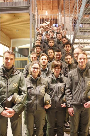 Foto di gruppo dei 25 allievi forestali con il responsabile del corso Wanker (in primo piano a sinistra) e il preside della scuola Baumgartner (seconda fila a destra). Foto mac