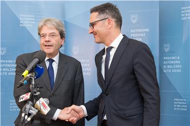Via libera del governo Gentiloni a due nuove norme d'attuazione: il premier con Kompatscher durante un incontro a Bolzano (Foto USP/ohn)