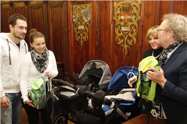 Stefanie Fischnaller e Helmuth Raifer sono i primi genitori brissinesi che hanno ricevuto lo zainetto con le informazioni messe a disposizione dall'Agenzia per la famiglia Foto: USP/Hannes Wisthaler