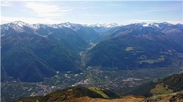 Assessore Theiner: “Lo sviluppo territoriale non sarà a macchia di lepoardo, ma caratterizzato da insediamenti più compatti con minor consumo di suolo". Nella foto Laces (Foto: USP/Rip. natura, paesagio, sviluppo territorio)