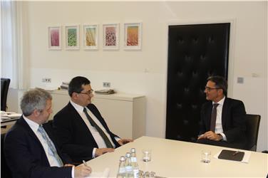 Wunderbaldinger, accompagnato dal Console austriaco Wolfgang Spadinger, durante l'incontro di Palazzo Widmann con il presidente Kompatscher (Foto USP/mac)