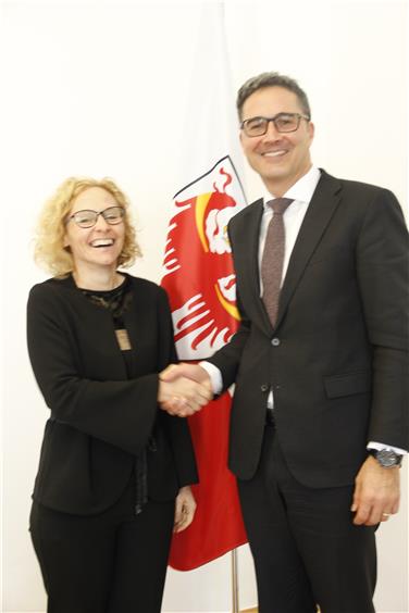 L'incontro fra il presidente Arno Kompatscher e la difensora civica, Gabriela Morandell (Foto USP)