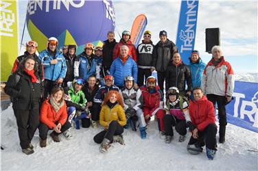 Foto di gruppo per i medagliati altoatesini con (al centro) il direttore della Protezione civile provinciale, Rudolf Pollinger (Foto USP)
