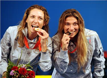 Margherita Granbassi, qui con Valentina Vezzali (a sinistra), sarà al Galilei di Bolzano martedì 23 gennaio Foto Ferdinando Mezzelani-GMT