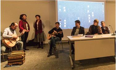 Presentato volume con registrazioni Quellmalz canti ladini 1940-41. Davanti da sx, Paolo Vinati, Barbara Kostner, Thomas Nußbaumer, Florin Pallhuber (Foto: Tito Bertoni)