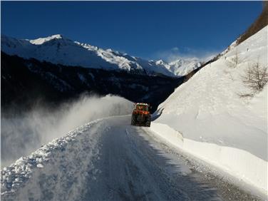 Frese al lavoro per liberare le strade dalla neve