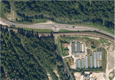 L’incrocio attuale fra statale Pusteria e provinciale per Braies, a forma di T e caratterizzato da una scarsa visibilità, sarà sostituito da nuova rotatoria e 3 bypass (Foto: Dipartimetno infrastrutture)