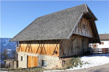 Tra il 2015 e il 2017 sono stati investiti in totale 2,5 milioni di euro per la tradizionale copertura a scandole dei tetti che ha interessato 585 tetti a livello provinciale (Foto: USP/H.Maier)