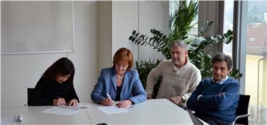 Siglato accordo provvisorio con i medici di famiglia. Da sin.: Susanne Hoffmann dello SNAMI, l'assessora Martha Stocker, Giovanni Pontarelli dello SMI e Luigi Rubino del FIMMG Foto: USP/U.Griesser