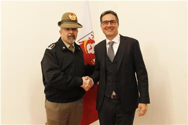 Stretta di mano: il presidente Arno Kompatscher e il generale Federico Bonato (Foto USP/mb)