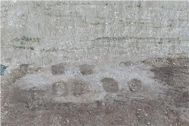Tracce delle tombe di epoca romana della necropoli rinvenuta nella cava di Laghetti Foto Usp /Beni archeologici