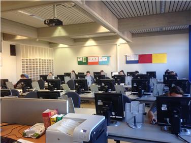 Studenti al lavoro in un'aula computer. Foto Usp