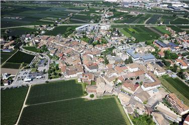 Le zone produttive di altri 12 comuni saranno allacciate alla rete in fibra ottica. Una ripresa aerea di Egna e Ora (Foto: USP/Protezione civile)