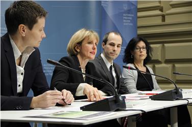 Presentata "Indagine sulla famiglia 2016" Nella foto da sin.: Carmen Plaseller, l'assessora Waltraud Deeg, Timon Gärtner ed Irene Ausserbrunner Foto: USP/KL