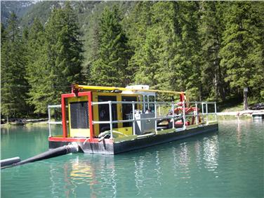 Concluse operazioni di asporto fango al Lago di Dobbiaco, condotte con una speciale imbarcazione chiamata pitHog (Foto: USP/Laboratorio biologico)