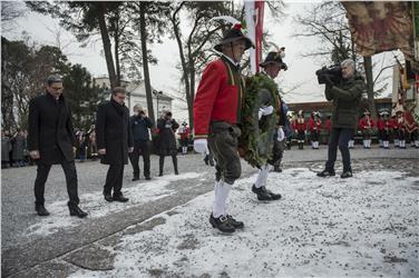 La deposizione della corona sul Berg Isel Foto Pr Tirol